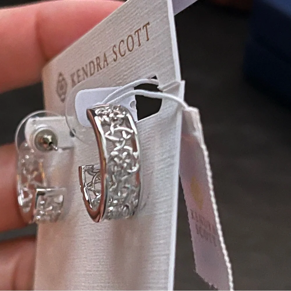 Kendra Scott Huggies Earrings NWT - Picture 2 of 5